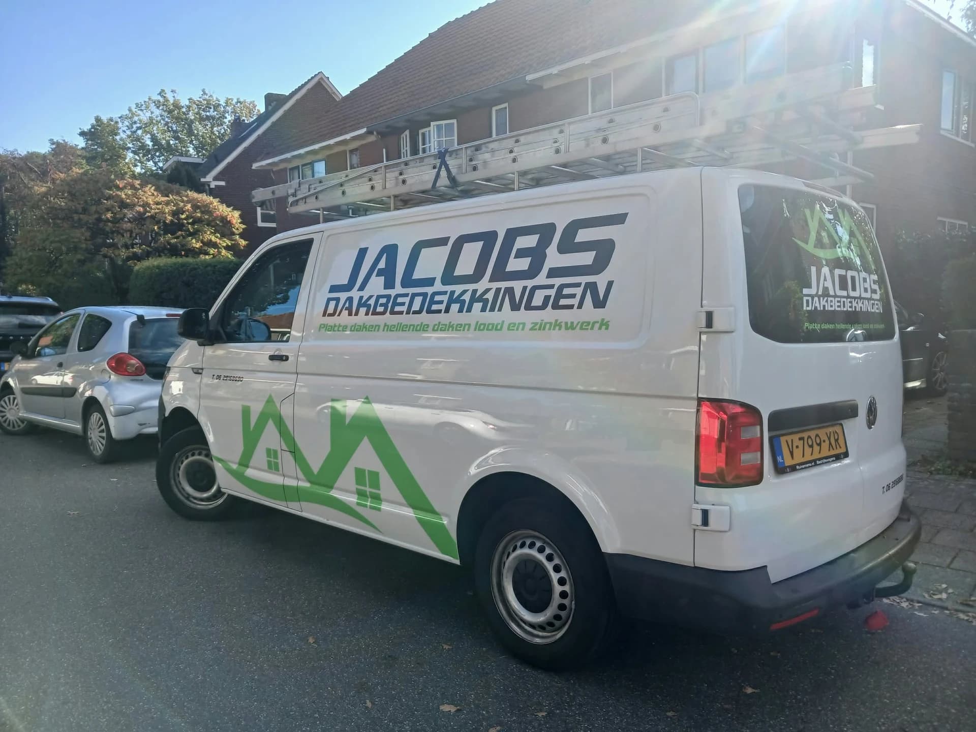 De bedrijfsbus van Jacobs Dakbedekkingen bij een woning in Nijmegen